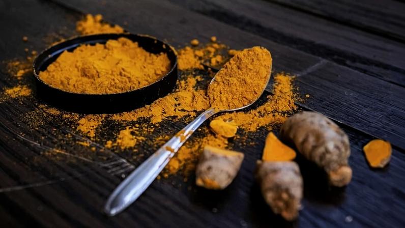 A cúrcuma é amplamente utilizada como tempero e também como base para produtos com proposta anti-inflamatória - (crédito: Reprodução/Canva)