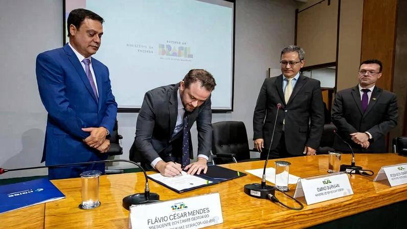 O ministro da Fazenda, Dario Durigan, assina o decreto que regulamenta a Contribuição sobre Bens e Serviços (CBS) - (crédito: Washington Costa/MF)