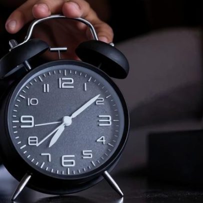 Por que acordamos antes do despertador e o que isso revela