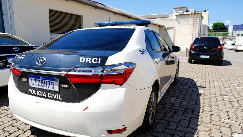 Além de dois presos, a operação apreendeu, uma pistola, dois simulacros, R$ 8 mil e mais de 20 maquininhas de cartão - (crédito: Reprodução / PCRJ)