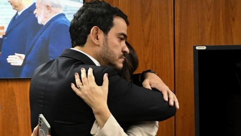 Messias recebe o abraço da mulher após ter o nome rejeitado em plenário - (crédito: Ed Alves/CB/D.A Press)