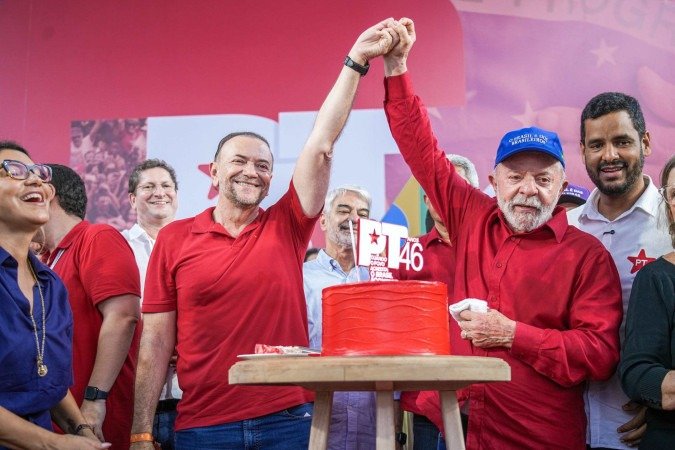 Embora a fixação da Selic não tenha sido oficializada pelo governo Lula, o presidente critica a taxa atual de 14,75% ao ano. Na foto, Lula e o presidente nacional do PT, Edinho Silva - (crédito: João Valadares/Agência PT)