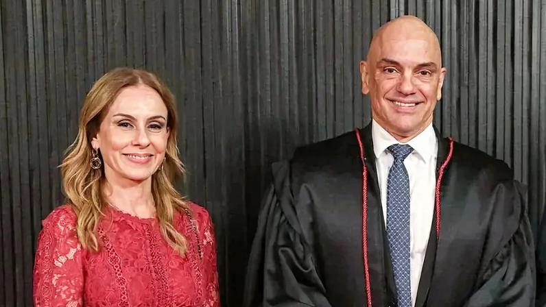 Moraes e sua esposa, a advogada Viviane Barci, durante cerimônia de posse do ministro como presidente do TSE. A revelação da prestação de serviços da advogada ao Banco Master reacendeu o debate sobre a participação de parentes de ministros como advogados em ações nos tribunais superiores. (Foto: Antônio Augusto/STF)