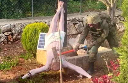 Imagem compartilhada nas redes sociais mostra um soldado israelense golpeando uma estátua de Jesus no sul do Líbano