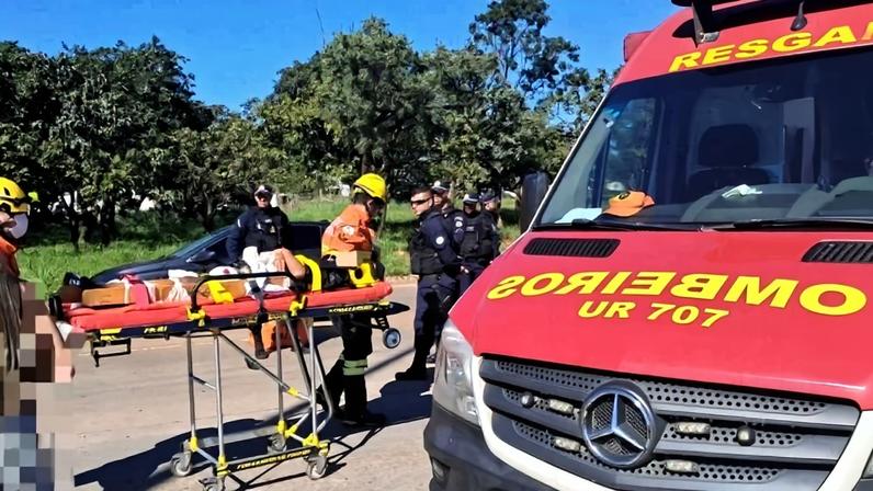 Motociclista fica gravemente ferido após colisão com carro na Estrutural - (crédito: Divulgação CBMDF )