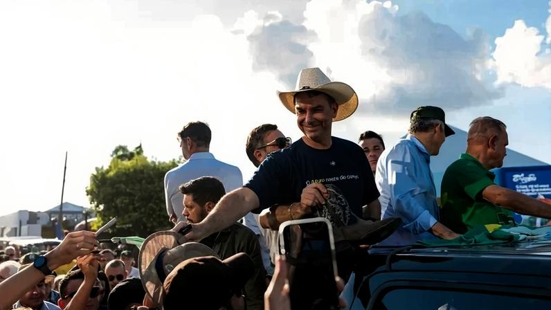 Flávio discursou na abertura do espaço dedicado ao Governo de São Paulo na Agrishow 2026, maior feira do agronegócio do país - (crédito: Foto: Vittor Sales/Divulgação Gabinete Flávio Bolsonaro)