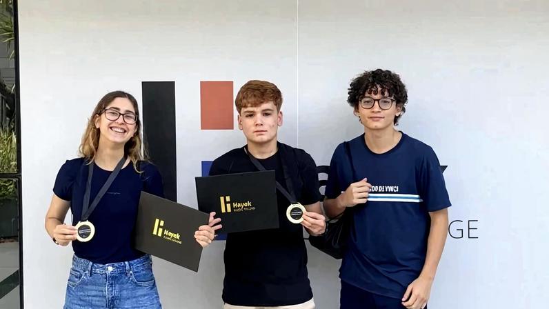 Entre eles, estão os três estudantes brasilienses Maria Eduarda Ramos da Silva; João Vitor Mendonça Macedo; e Lorenzo Felippe Dionísio (E) - (crédito: Divulgação/Hayek Global College)