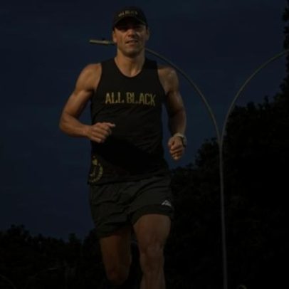 Ensaio do atleta conhecido como Homem de Aço para a maratona de Brasília