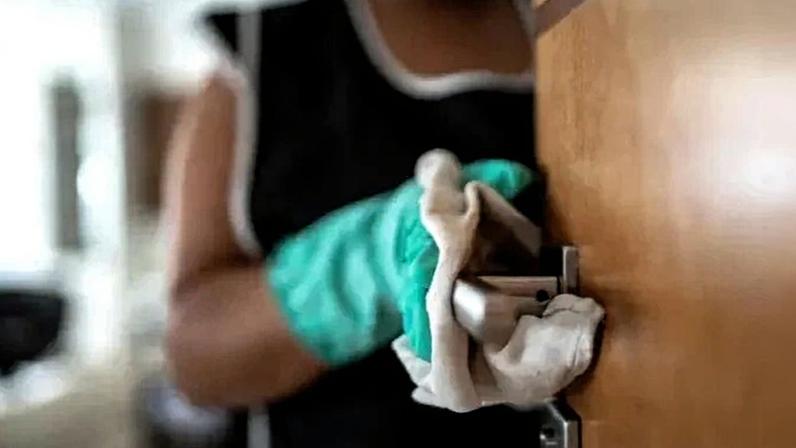 Espaço conhecido como "quarto de empregada" é alvo de proposta que discute racismo estrutural na arquitetura brasileira - (crédito: GETTY IMAGES)