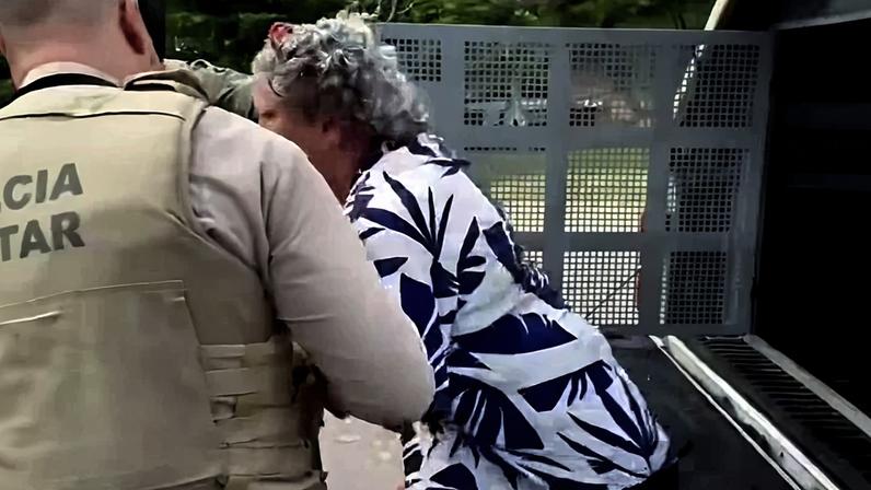 Idosa resistiu a ação dos policiais para efetuar a prisão e, por isso, precisaram usar força para encaminhá-la até à delegacia - (crédito: Reprodução/@alojuca)