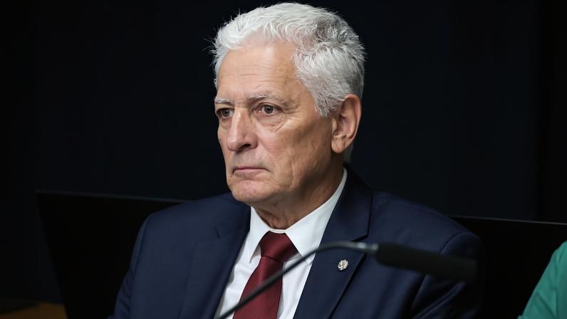 Durante sessão nesta quinta-feira (30/4), o parlamentar ironizou o fato de Alcolumbre ter "previsto" o placar exato da votação e sugeriu a existência de um acordo com a oposição. - (crédito: Foto: Kayo Magalhães / Câmara dos Deputados)