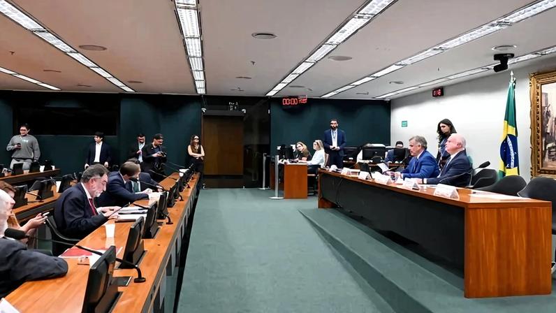 O parecer favorável foi apresentado pelo relator, o deputado Paulo Azi. Durante a tramitação no colegiado, houve pedido de vista, o que adiou a votação e indicou a existência de divergências entre parlamentares - (crédito: Zeca Ribeiro / Câmara dos Deputados)