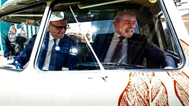Antes do Encontro Brasil-Alemanha, Merz visitou, com Lula, o stand brasileiro na Feira de Hanôver, onde entrou em uma Kombi e testou o biocombustível - (crédito: Ricardo Stuckert / PR)