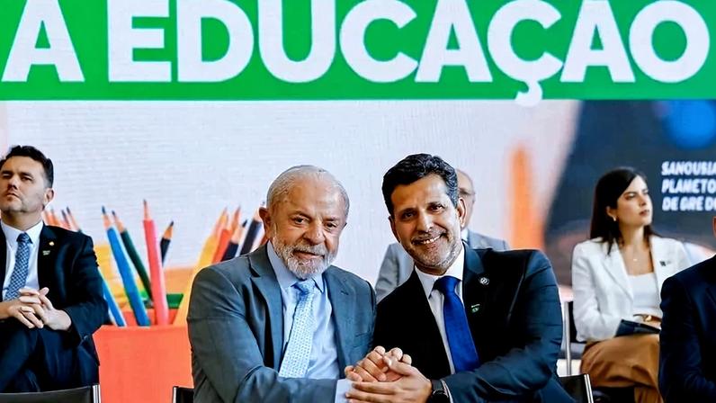 O presidente Lula sancionou o documento na última terça-feira, ao lado do novo ministro da Educação, Leonardo Barchini, no Planalto - (crédito: Ricardo Stuckert/PR)