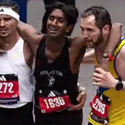 Brasileiro ajuda atleta em colapso e cruza a linha de chegada em Boston