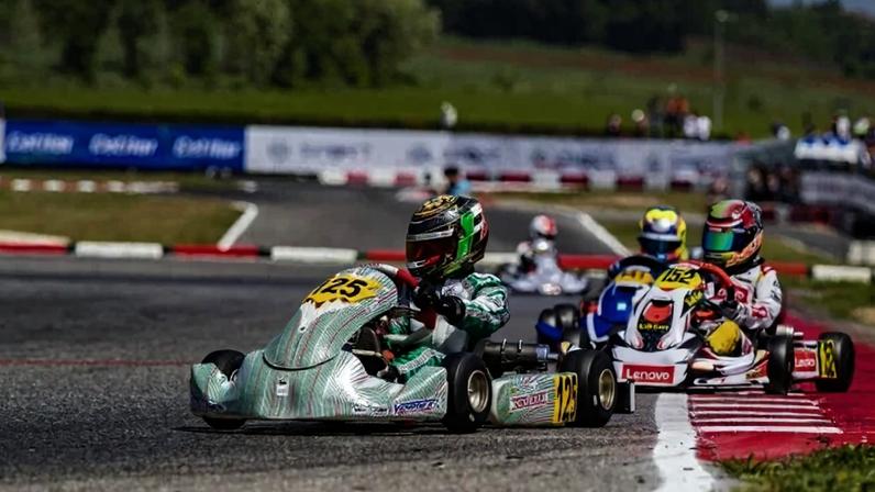 Brasiliense de 10 anos garante pódio na Itália na última curva