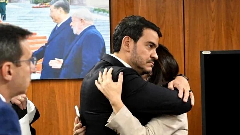 Messias recebe apoio da esposa após decisão do Senado - (crédito: Ed Alves/CB/D.A. Press)