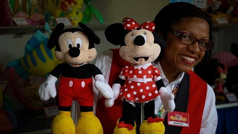 Miriã Fernandes, hoje com 52 anos, transformou o sonho de infância em carreira internacional e conheceu 30 países trabalhando por mais de uma década em turnês do espetáculo da Disney On Ice - (crédito: Arquivo pessoal)