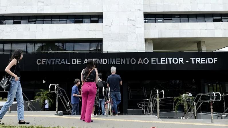 A regularização pode ser feita presencialmente em cartórios e postos da Justiça Eleitoral até o dia 6 de maio - (crédito: Minervino Júnior/CB/D.A.Press)