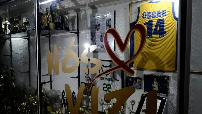 Ao cruzar as catracas do Clube Vizinhança, o olhar é inevitavelmente capturado pela camisa 14 exposta no memorial de conquistas - (crédito: Minervino Júnior/CB/D.A.Press)