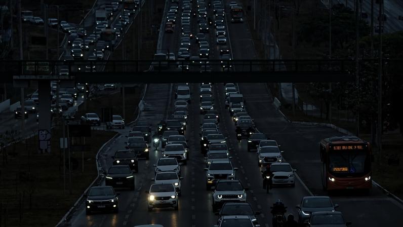 Segundo a Secretaria de Obras e Infraestrutura, a interferência no trânsito permite que as equipes possam atuar com mais segurança e agilidade na implantação da infraestrutura subterrânea - (crédito: Minervino Júnior/CB/D.A.Press)