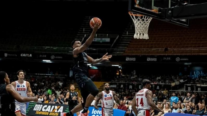 Brasília Basquete recebe Bauru no Ginásio Nilson Nelson em meio ao luto pela morte de Oscar Schmidt. - (crédito: Matheus Maranhão / CAIXA Brasília @mmaranhaofoto)