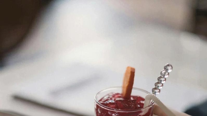 Bebida alegadamente milagrosa afirma limpar o fígado e combater radicais livres