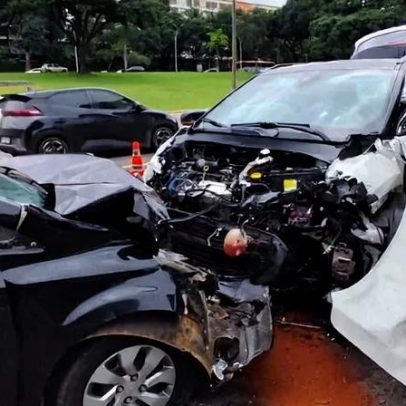 Acidente envolvendo três carros bloqueia o Eixão Sul nesta manhã
