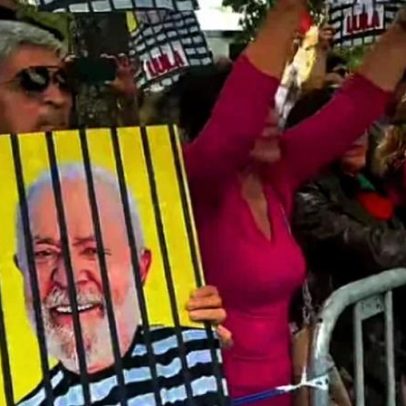 Lula em Lisboa recebe protestos a favor e contra