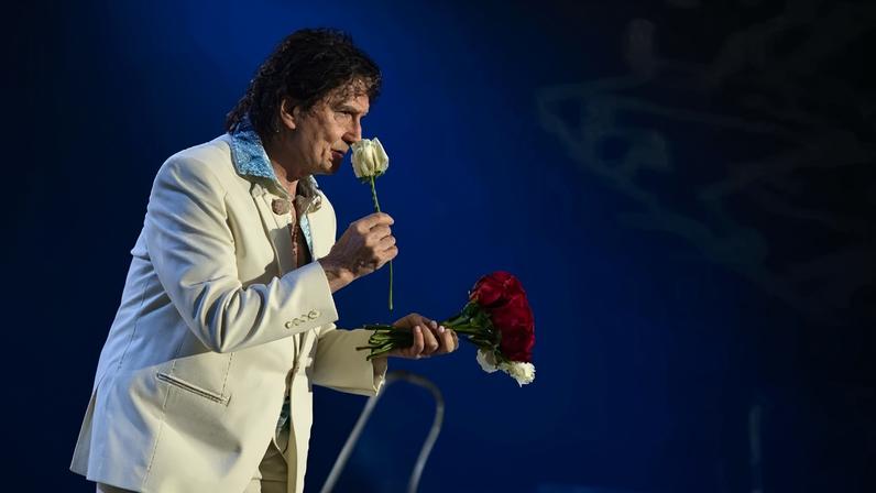 Roberto Carlos em show da turnê 'Eu ofereço flores' no Rio de Janeiro, em dezembro de 2025 - (crédito: Pablo Porciuncula/AFP)