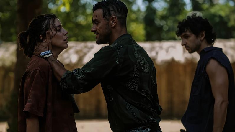 Alice Wegmann e Felipe Simas contracenando em Rio de sangue - (crédito: Divulgação )