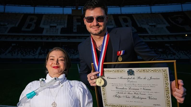 Luciana Novaes entregou Medalha Pedro Ernesto a Felipe Neto pelo trabalho contra a disseminação de notícias falsas - (crédito: Reproduçã/Instagram @felipeneto)