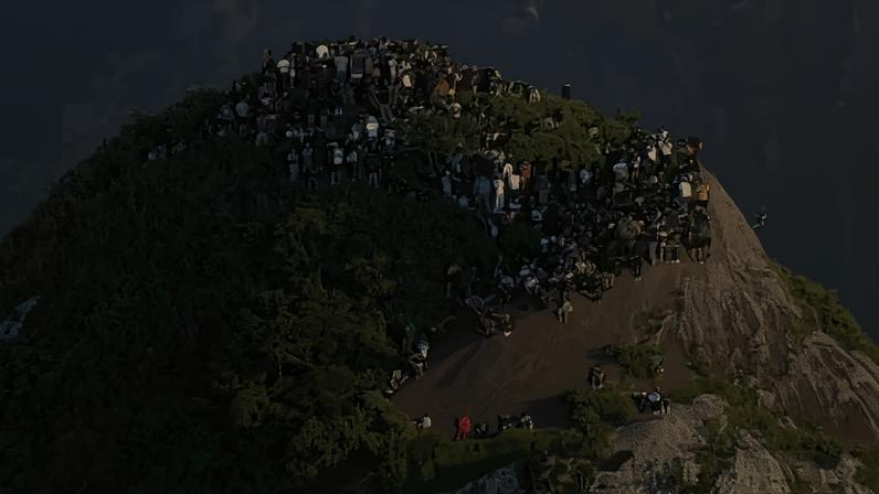 Turistas ficaram ilhados por mais de duas horas no alto do morro Dois Irmãos enquanto, embaixo, policiais e traficantes se enfrentavam - (crédito: Reprodução de vídeo)