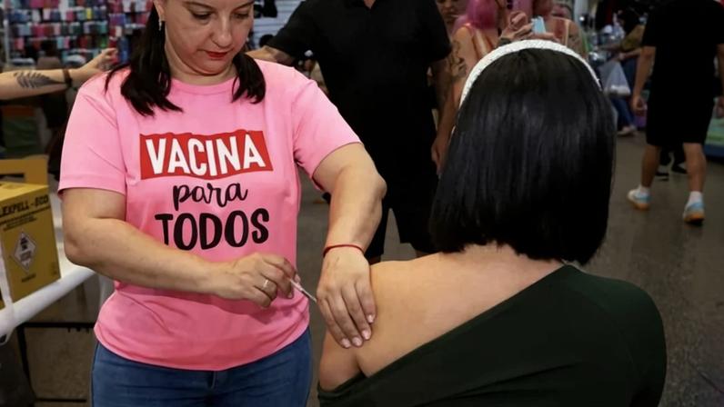 Mais de 100 mil doses foram aplicadas nos diferentes grupos prioritários. Até o momento, a cobertura está bem abaixo da meta de 90%