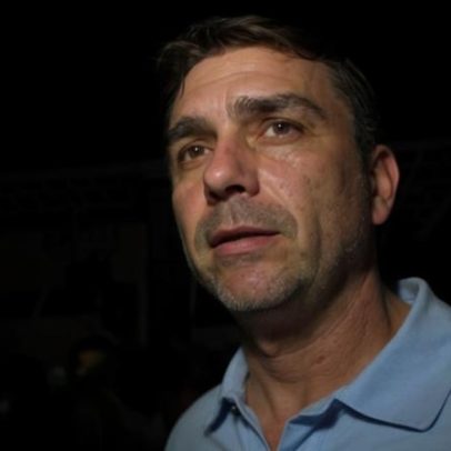 Flávio Bolsonaro lamenta morte de Oscar Schmidt e elogia exemplo para jovens