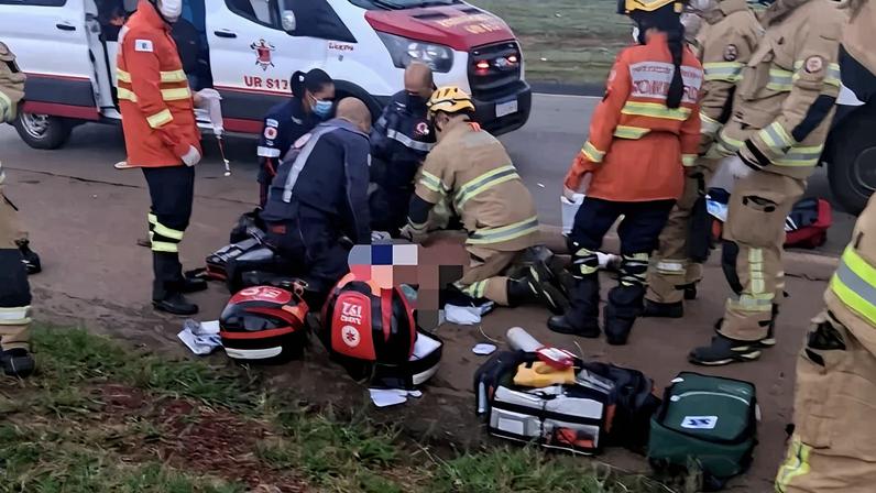 Pedestre não resistiu aos ferimentos e morreu no local do atropelamento - (crédito: Divulgação/CBMDF)