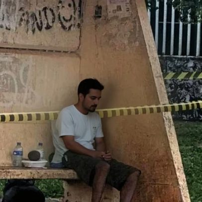 Idoso é encontrado morto sentado em parada de ônibus