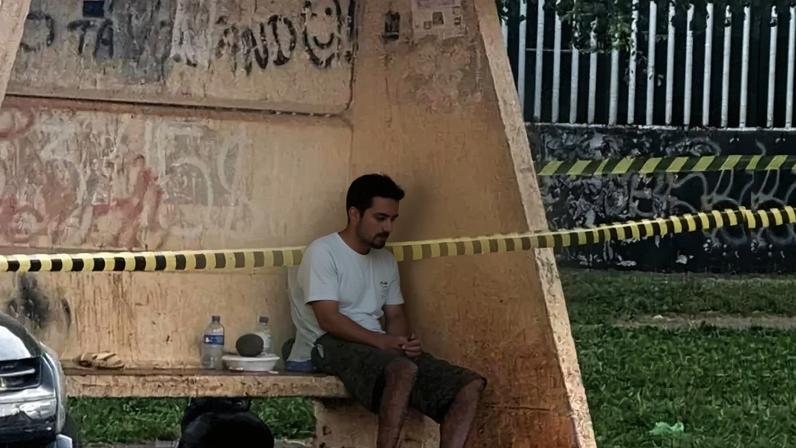 Idoso é encontrado morto sentado em parada de ônibus do Gama - (crédito: Reprodução/ @qapnoticiasoficial)