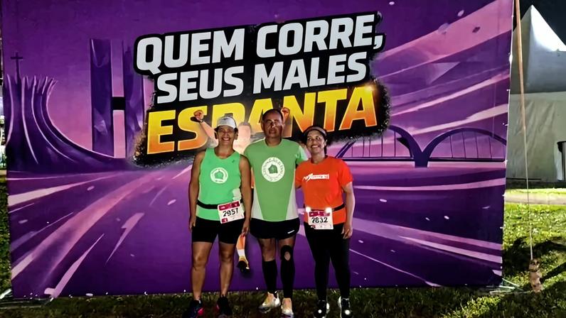 Corredores chegam ainda na madrugada para Maratona de Brasília - (crédito: Francisco Artur de Lima/CB/D.A Press)
