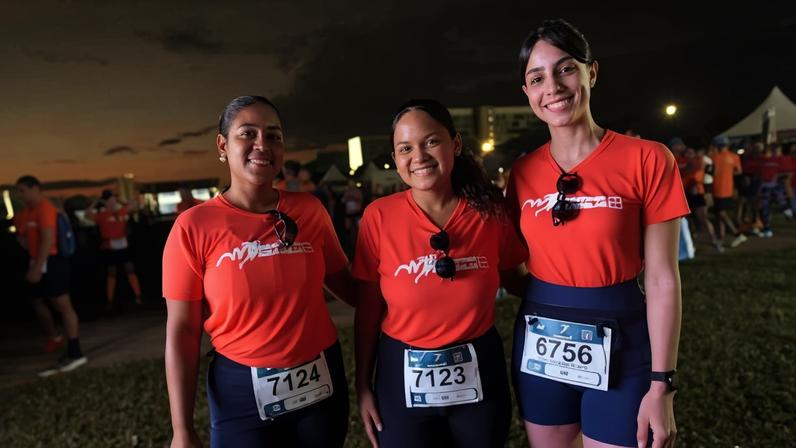 As amigas Lorrany Rodrigues (20), Rebeca Gonçalves (29) e Kelly Cristina (31) durante a concentração para a prova - (crédito: Ed Alves;CB/D.A Press)