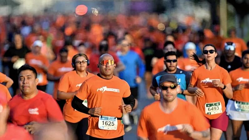 Atletas de todos os níveis tomam as avenidas da capital federal durante a Maratona Brasília 2026. - (crédito: Ed Alves/CB/D.A Press)
