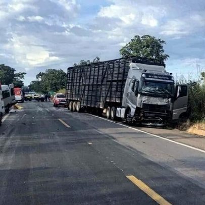 Colisão entre van, carro e caminhão deixa oito mortos e sete feridos na BR-020