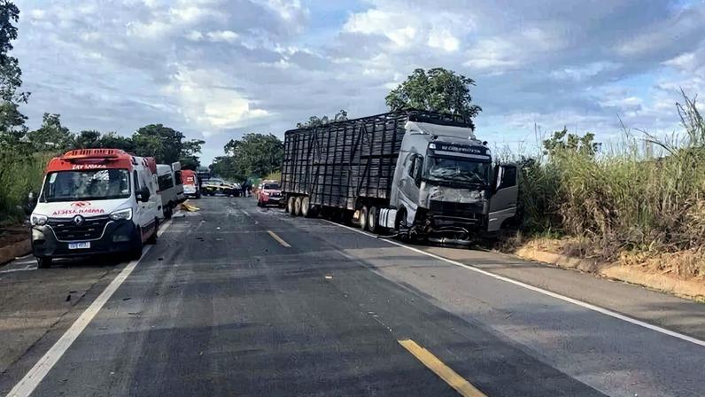 Acidente de trânsito no trecho entre o distrito de Bezerra e JK - (crédito: Divulgação/CBMGO)