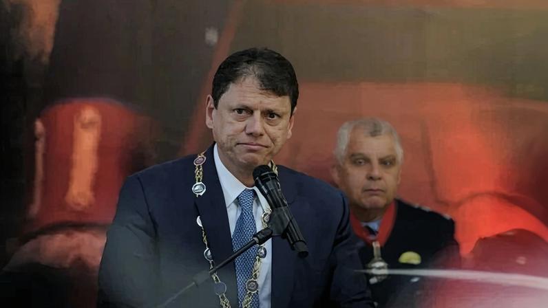 Tarcísio defende liberdade ao receber medalha em Ouro Preto