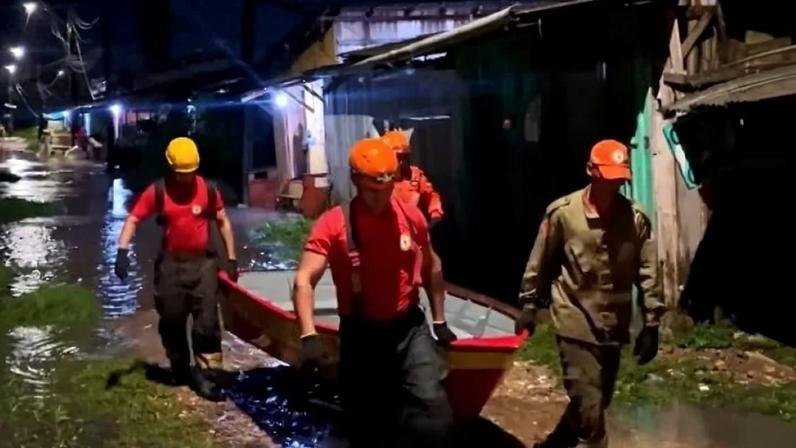 Devido às fortes chuvas, a prefeitura precisou implementar pontos de apoio e distribuição de água potável, além de alimentos e colchões para famílias afetadas