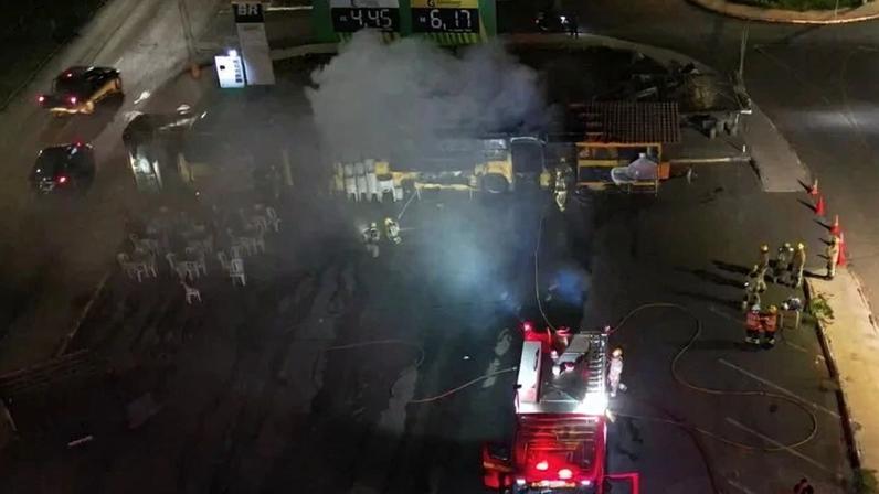 Trailer ficou destruído após incêndio - (crédito: P Sul News/Reprodução)