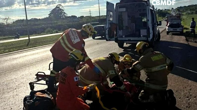 Motociclista fica ferido após colisão com carro na BR-070 - (crédito: CBMDF/Divulgação)