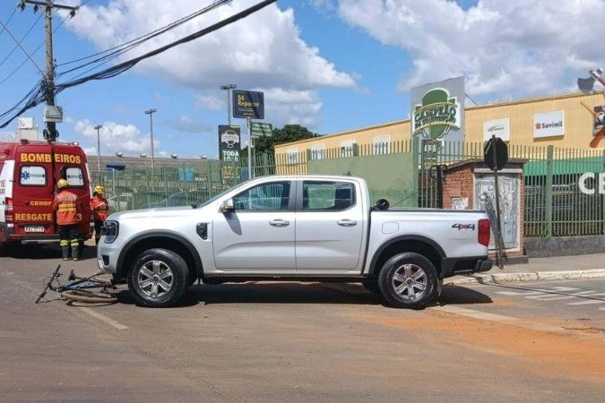 Caminhonete atropela dois ciclitas e deixa um ferido no SIA Trecho 02 - (crédito: Divulgação / CBMDF)
