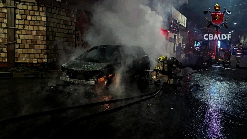Veículo elétrico pega fogo em São Sebastião - (crédito: CBMDF/Divulgação)