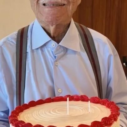 Sarney comemora 96 anos com bolo temático e presença da família